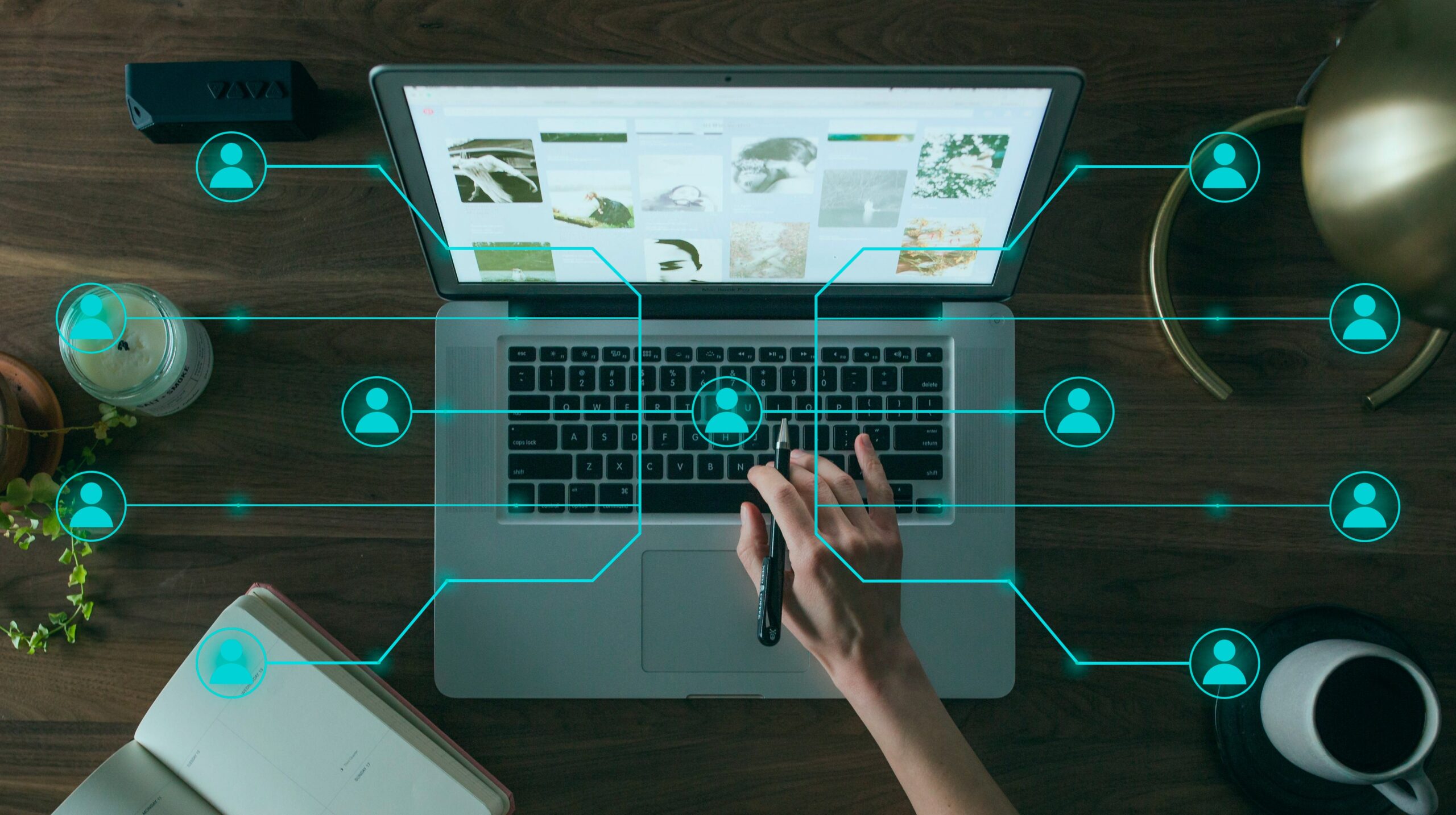 Laptop mit geöffneter Webseite und digitalen Verbindungslinien zu Netzwerksymbolen – Symbolbild für Online-Kommunikation und Wissensaustausch