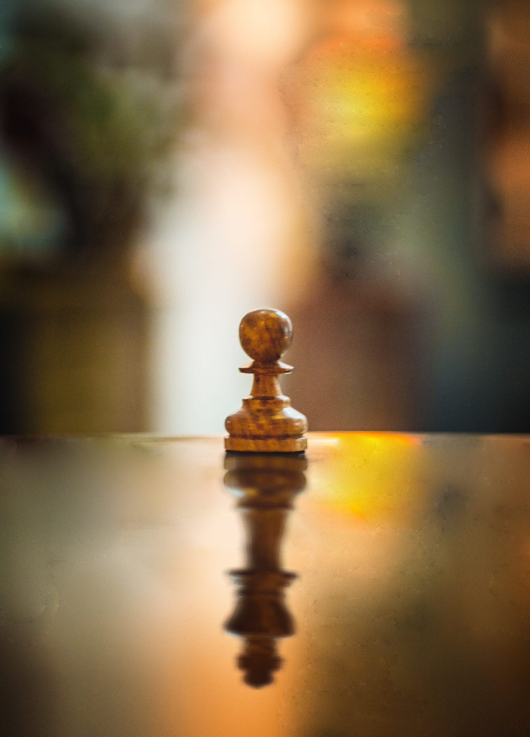 Einzelne Schachfigur im Fokus vor verschwommenem, hellen Hintergrund – Symbolbild für Strategie, Weitblick und Zielstrebigkeit
