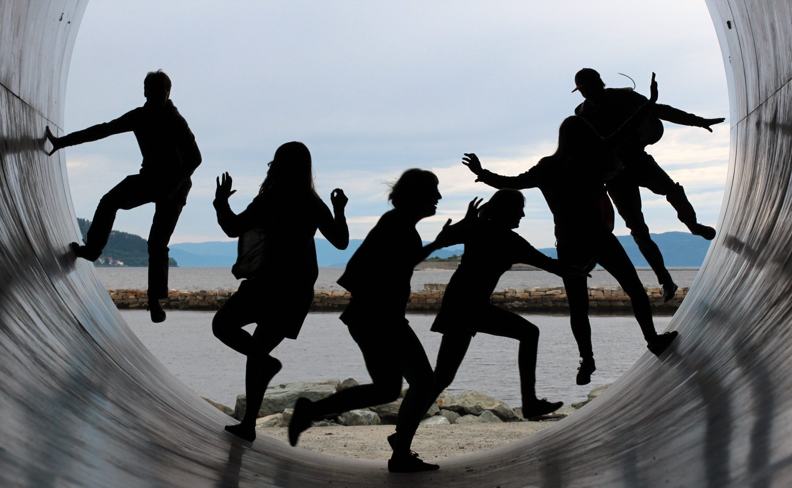 Gruppe von Menschen springt gemeinsam in einem Tunnel