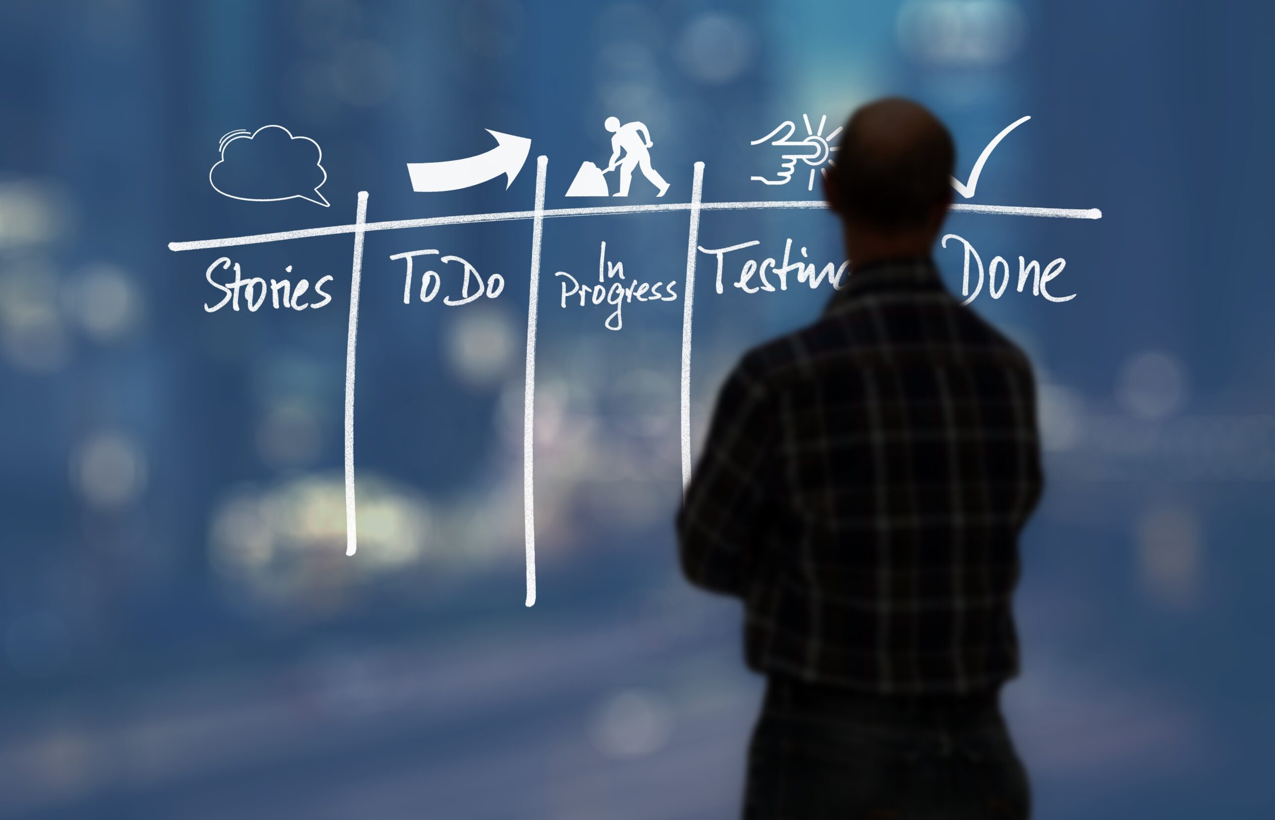 Person blickt auf digitales Kanban-Board mit Aufgabenübersicht